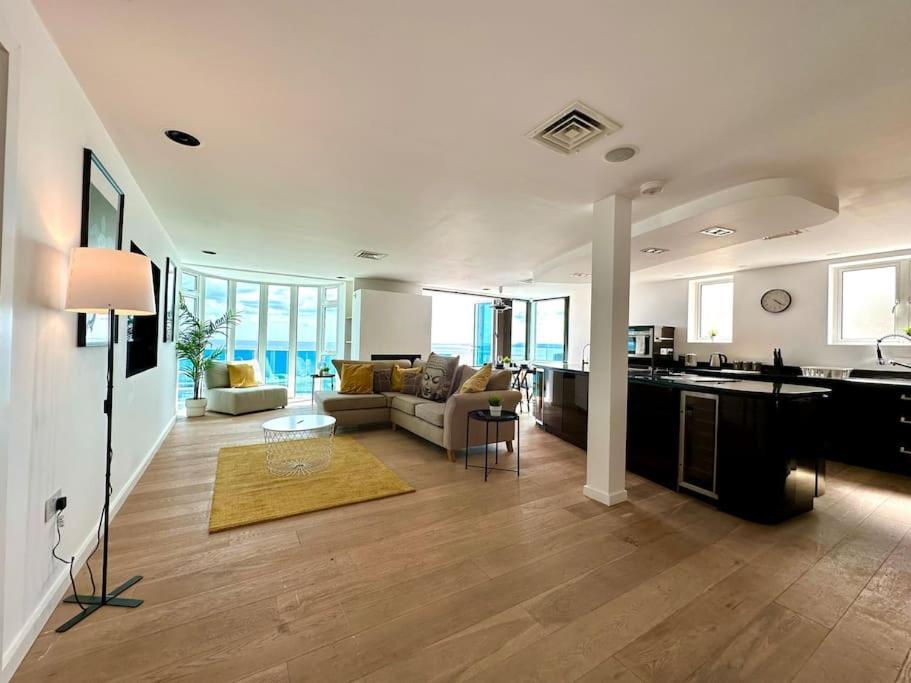 Stunning Panoramic Sea View Beach Location - Sleeps Up To 4 People - Free Parking - The Best Beach! - Great Location - Fast Wifi - Smart Tv - Newly Decorated - Sleeps Up To 4! Close To Bournemouth & Poole Town Centre & Sandbanks Exterior foto