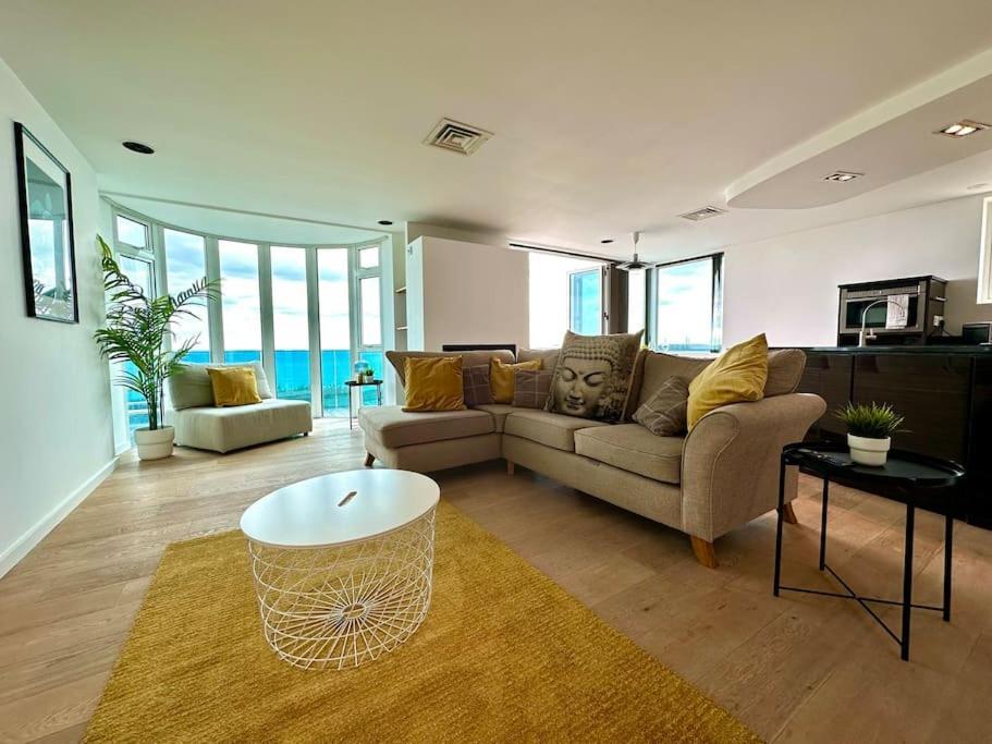 Stunning Panoramic Sea View Beach Location - Sleeps Up To 4 People - Free Parking - The Best Beach! - Great Location - Fast Wifi - Smart Tv - Newly Decorated - Sleeps Up To 4! Close To Bournemouth & Poole Town Centre & Sandbanks Exterior foto