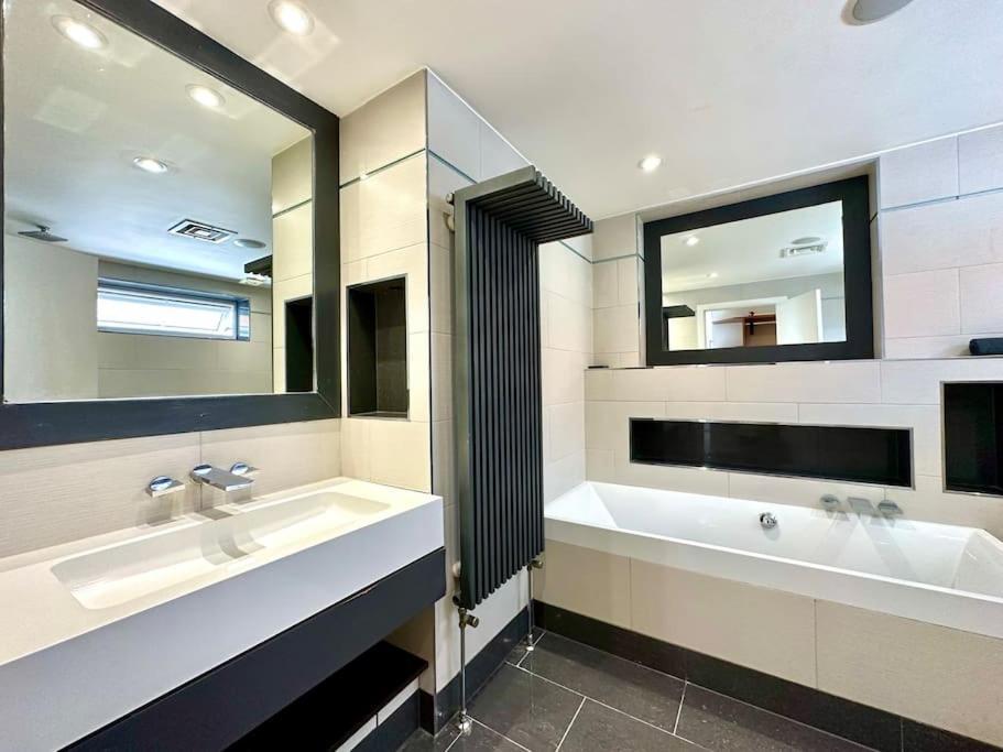 Stunning Panoramic Sea View Beach Location - Sleeps Up To 4 People - Free Parking - The Best Beach! - Great Location - Fast Wifi - Smart Tv - Newly Decorated - Sleeps Up To 4! Close To Bournemouth & Poole Town Centre & Sandbanks Exterior foto